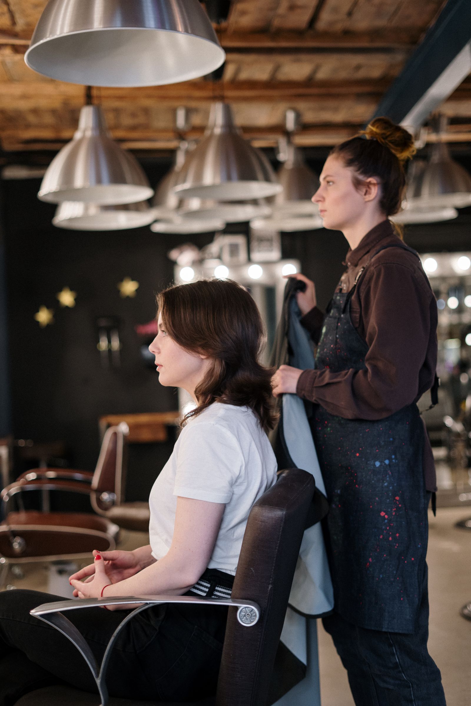 Coiffeuse conseillant une cliente