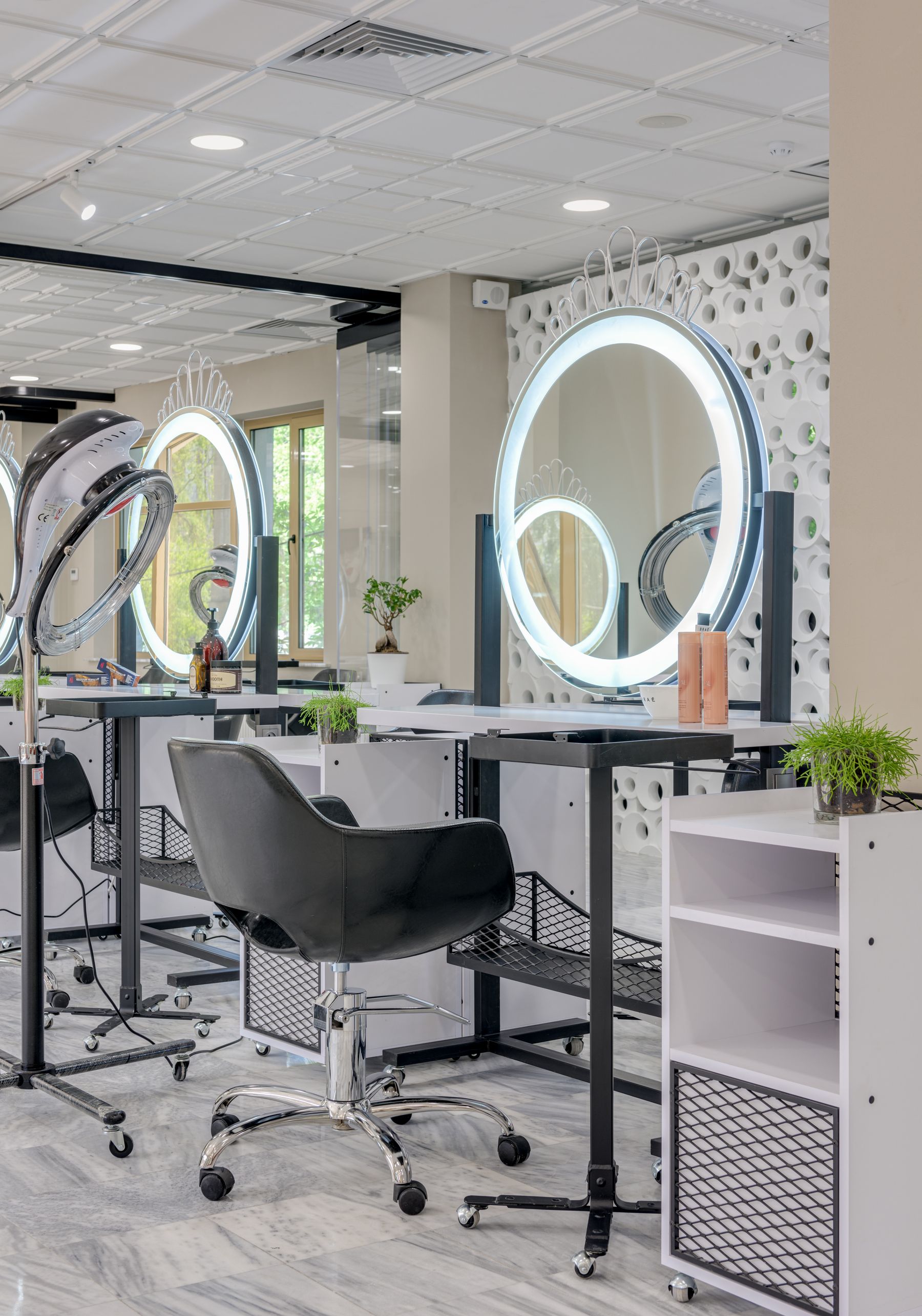 Intérieur lumineux d’un salon de coiffure